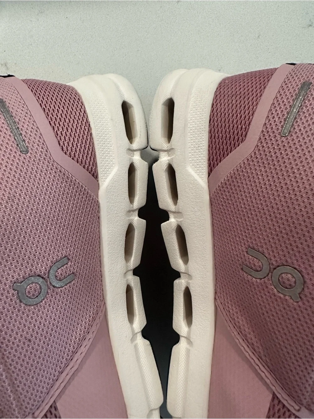 ON CLOUD PLAY Kids Athletic Easy On Sneakers Zephyr White Size 2 Youth